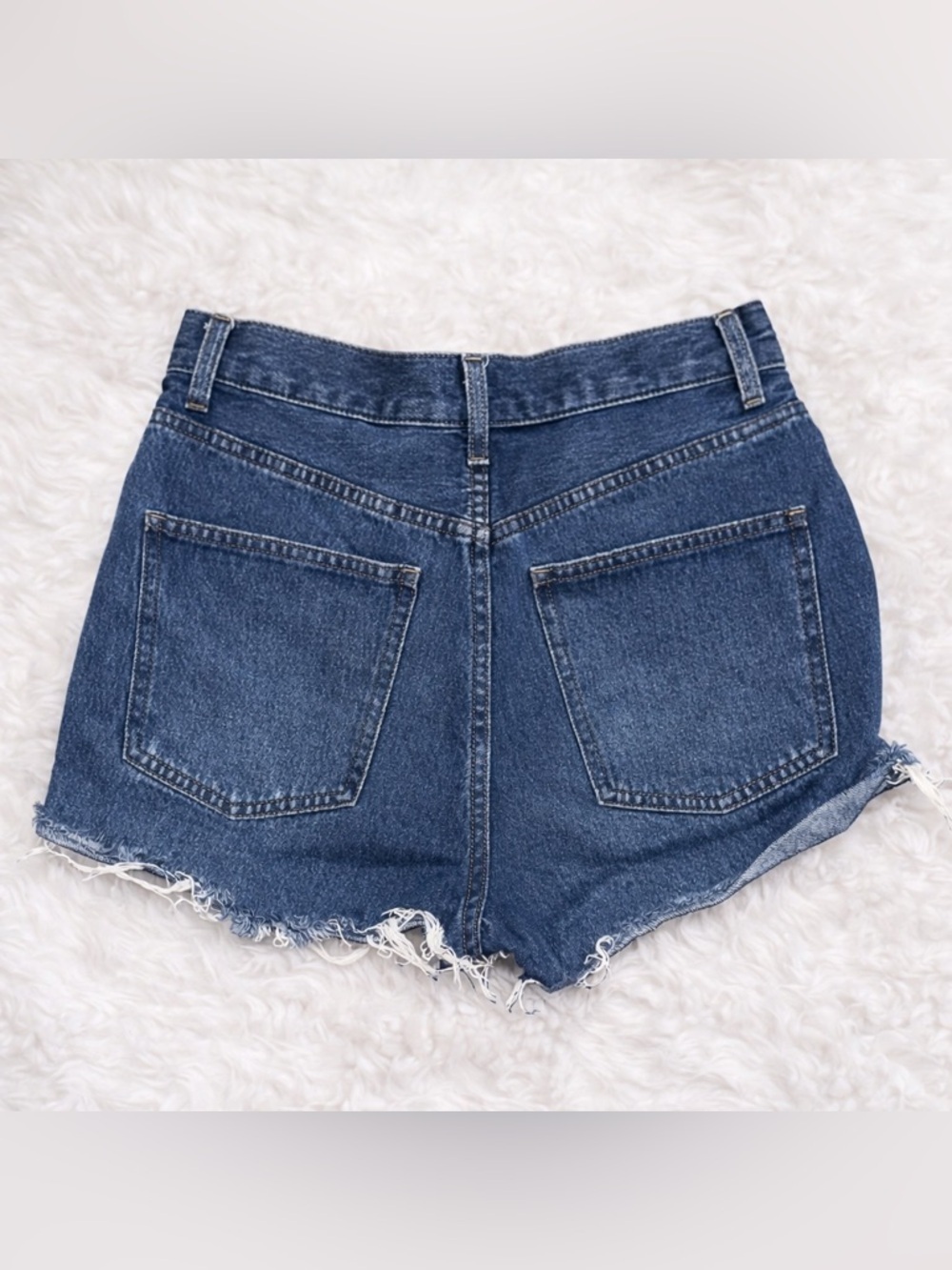 Uniqlo Distressed Denim Shorts Women’s Size 27 High Rise Raw Hem Cutoff Jean - Picture 2 of 3
